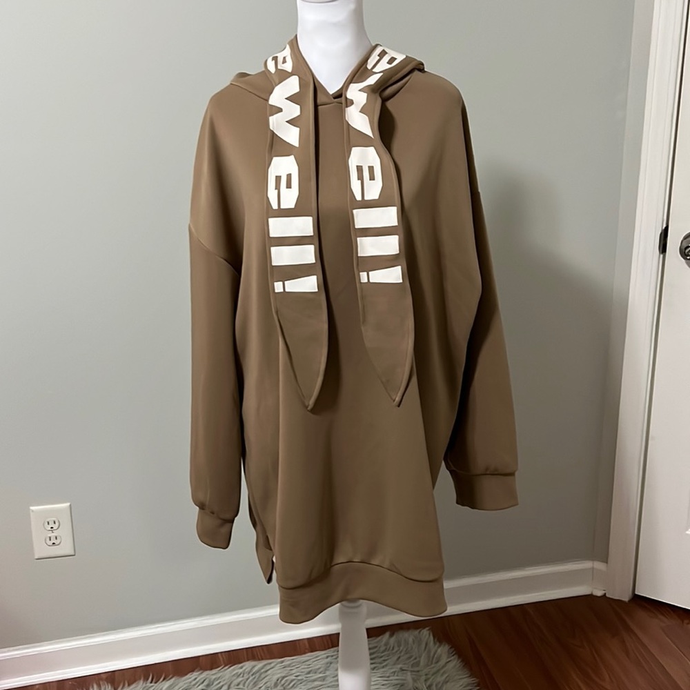 Oversized brown hoodie with white details